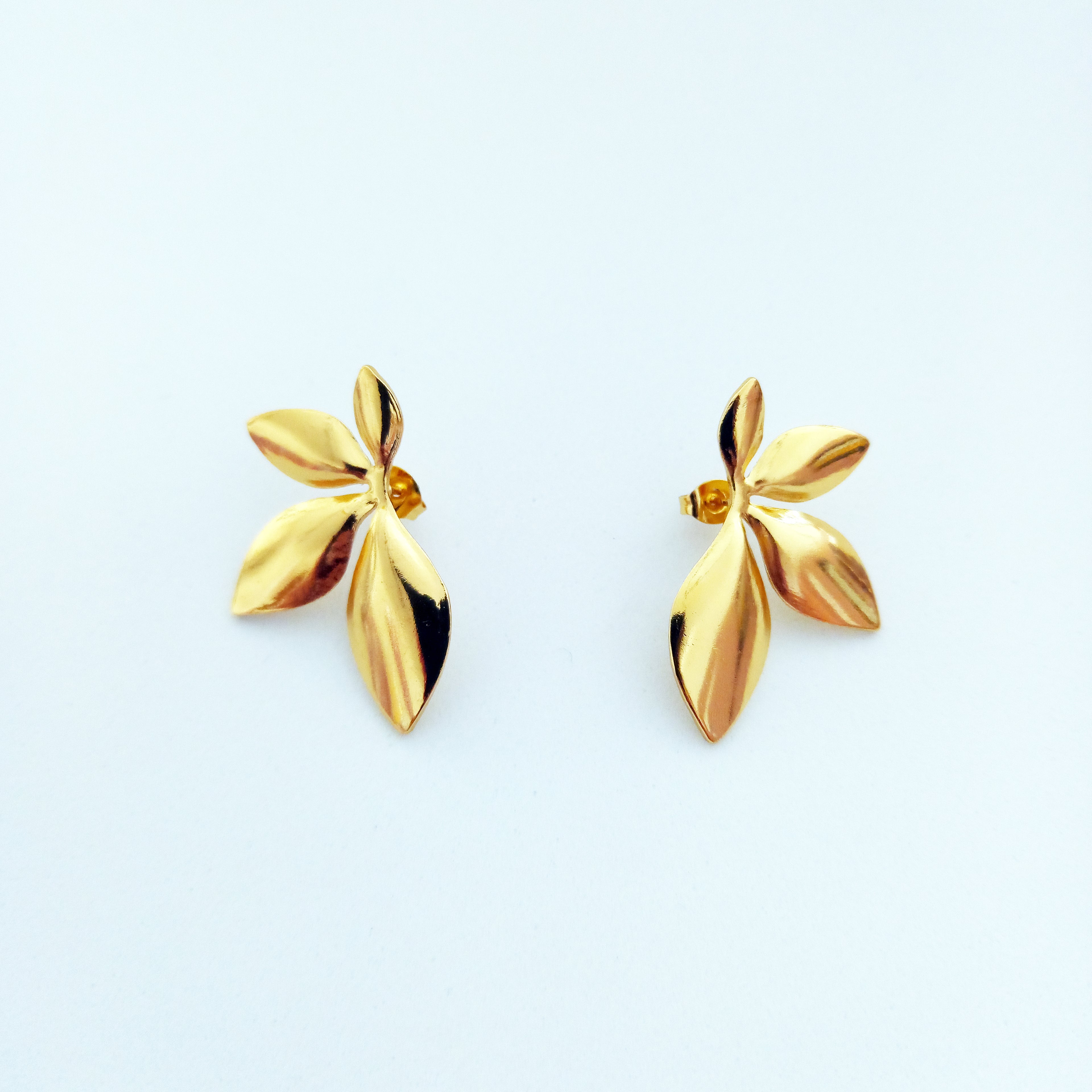 Pendientes hojas doradas