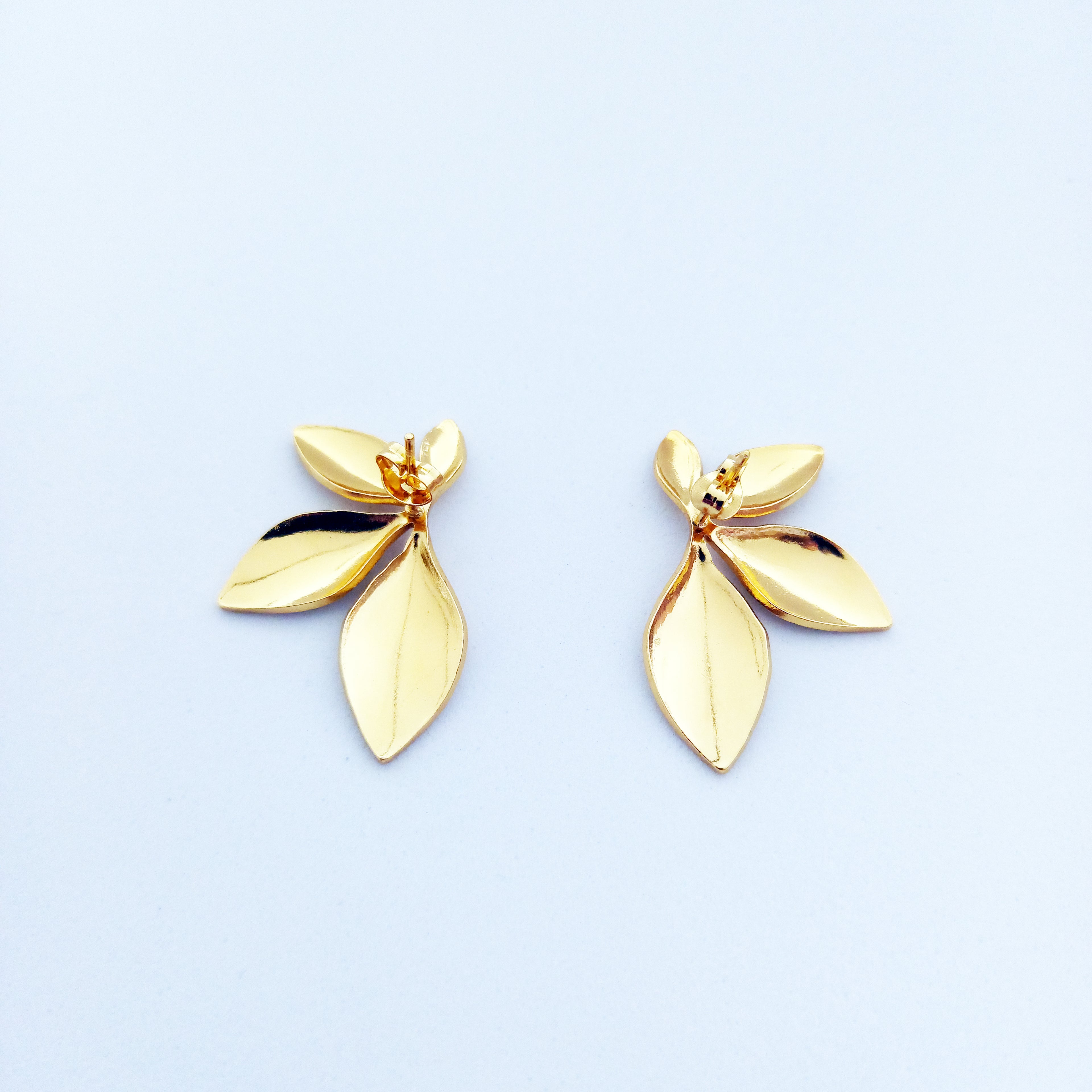 Pendientes hojas doradas